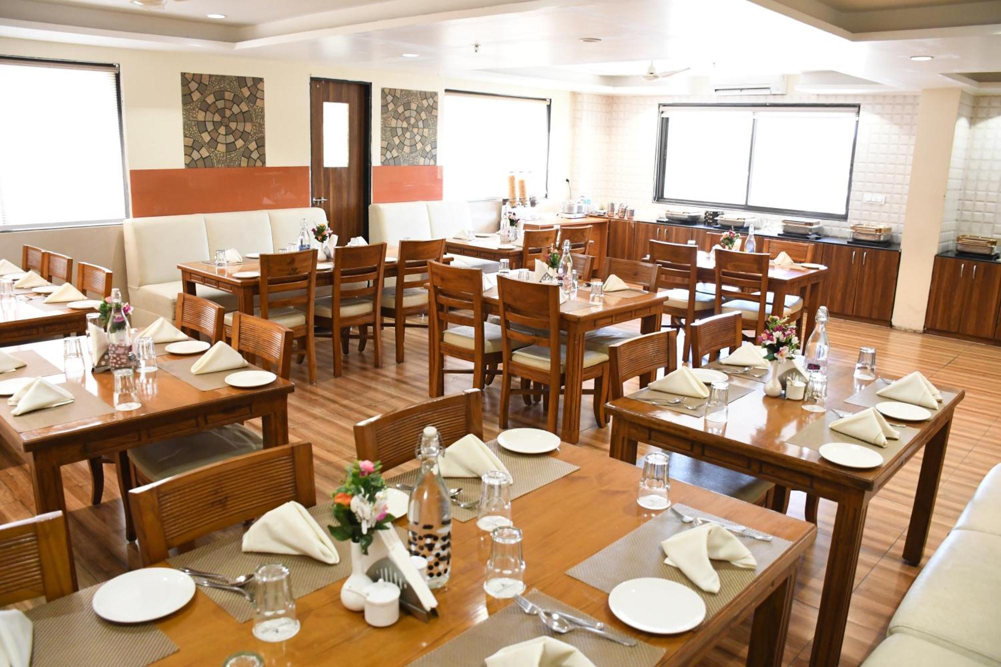 Sai Neem Tree Hotel Shirdi Bagian luar foto