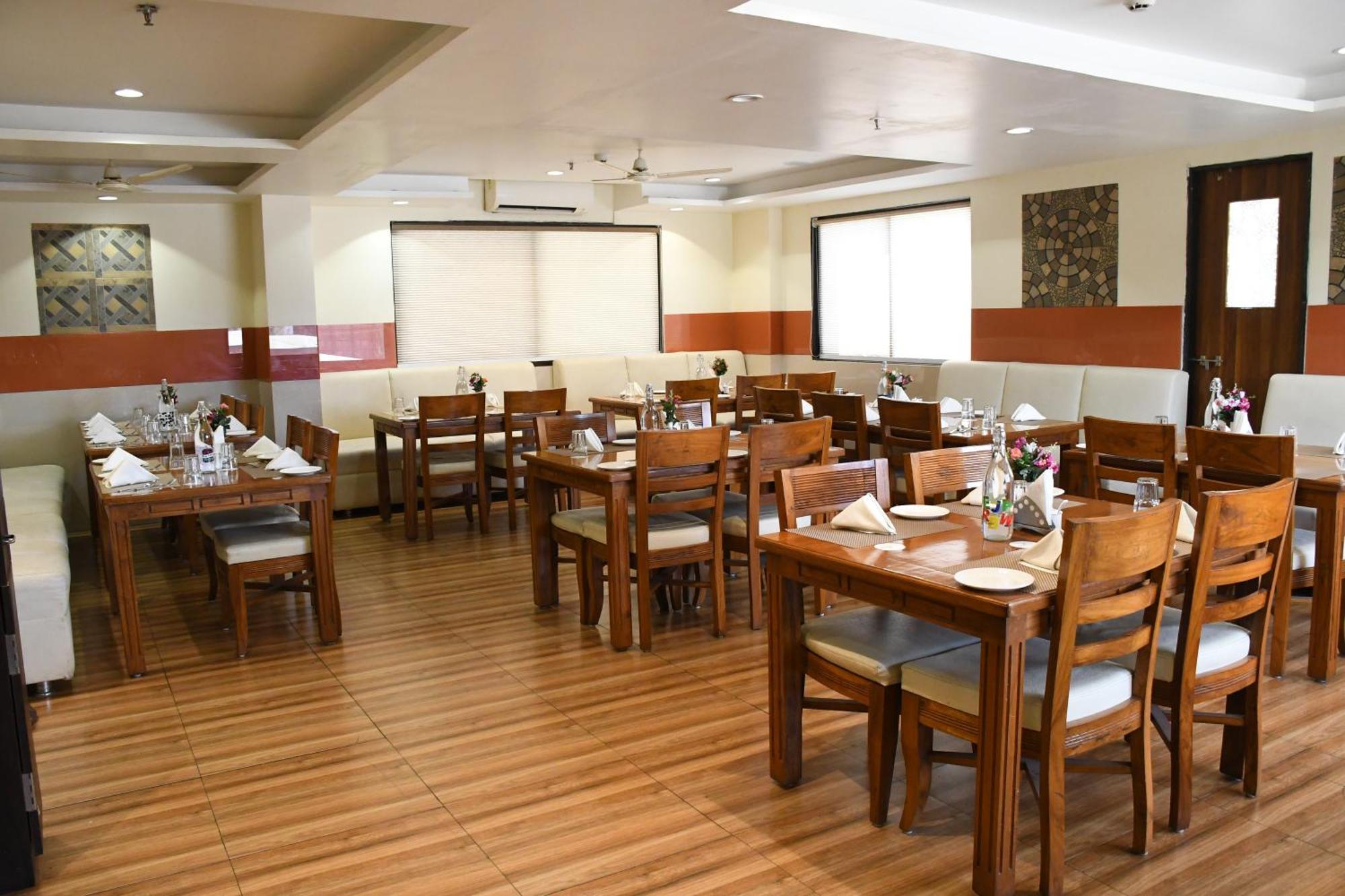 Sai Neem Tree Hotel Shirdi Bagian luar foto