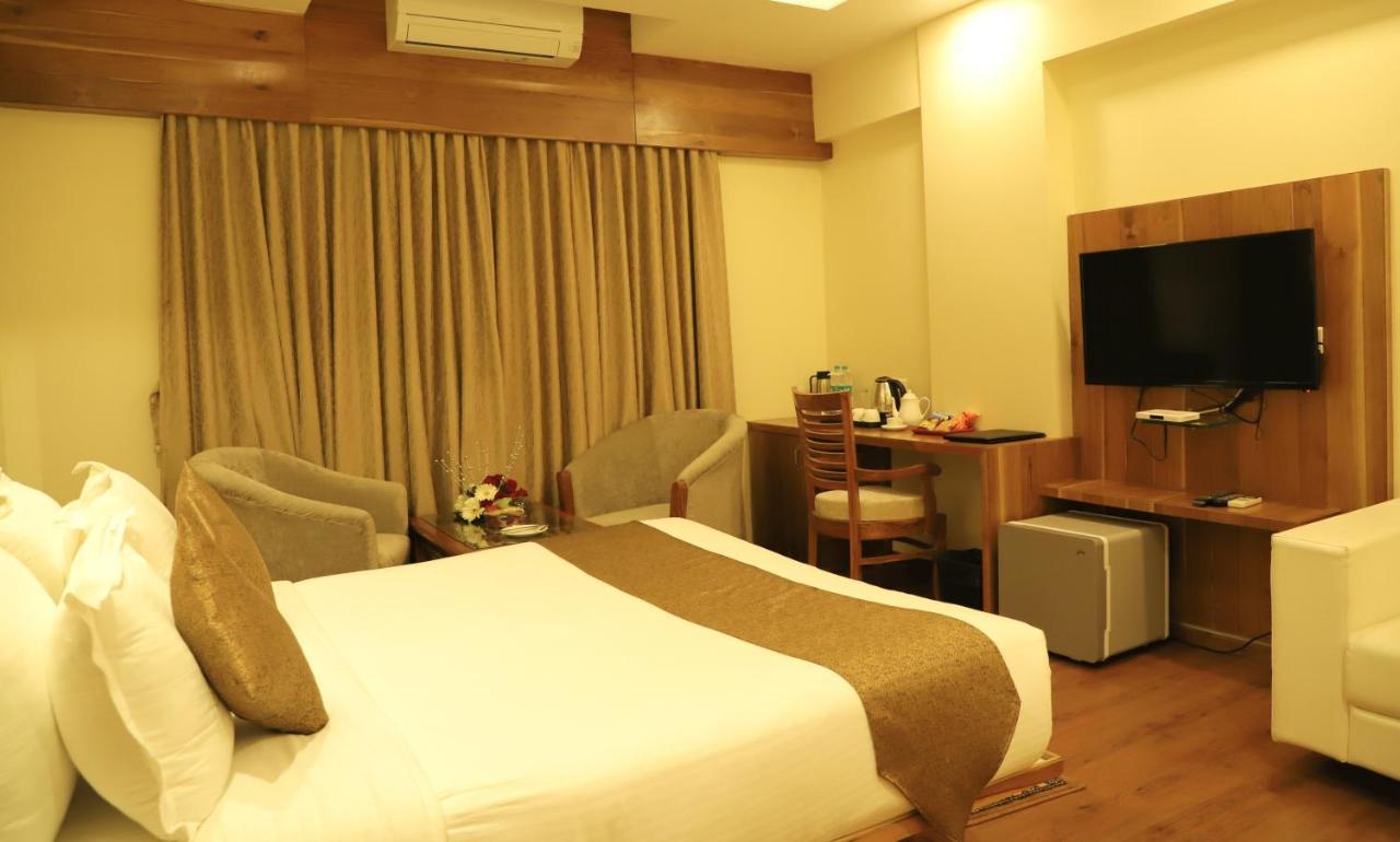 Sai Neem Tree Hotel Shirdi Bagian luar foto